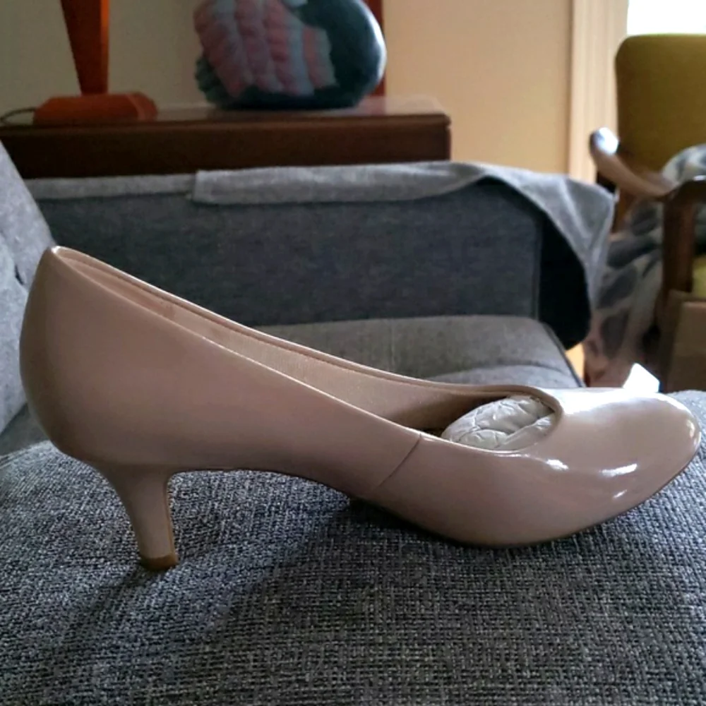 Life Stride Women's Taupe Pumps - Picture 8 of 9